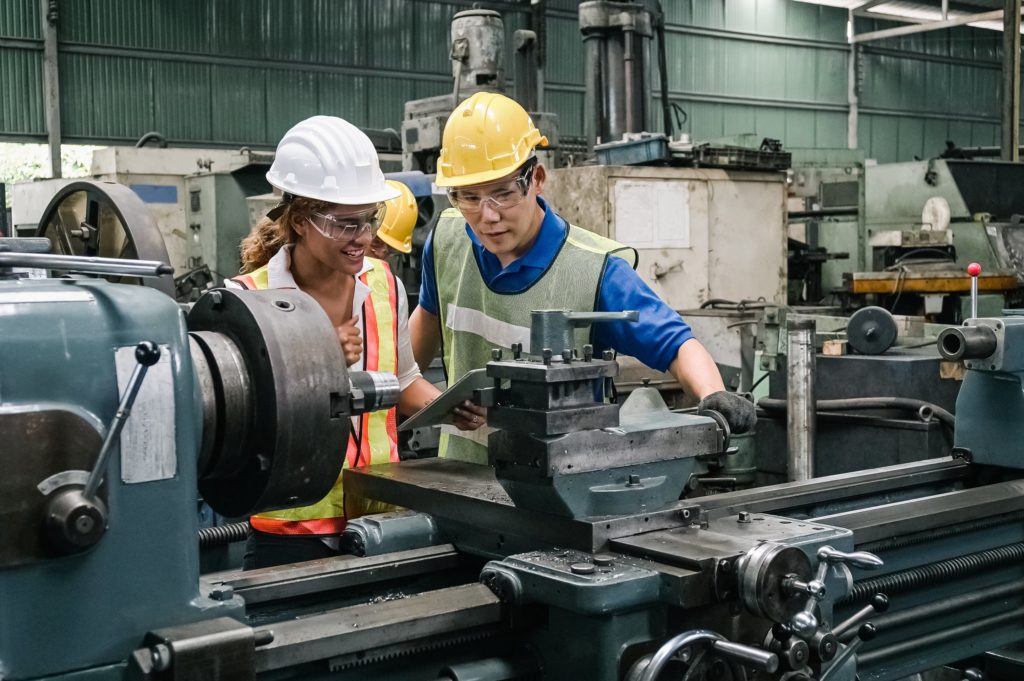 Techniciens en train de manipuler une machine industrielle